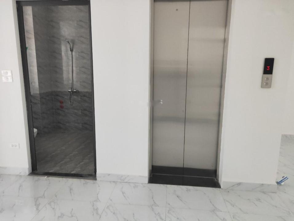 Cho thuê gấp căn nhà tại Phường Nghĩa Đô - Cầu Giấy - Hà Nội, 70 m2, 5 tầng, giá 30 triệu/tháng