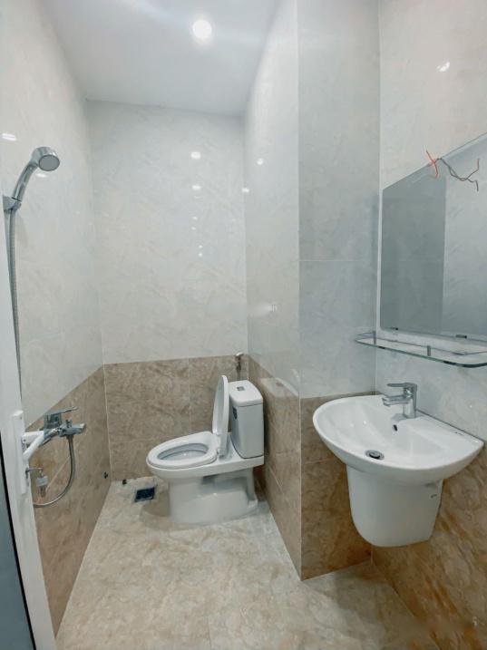 Cần cho thuê gấp nhà trọ phòng trọ 30 m2 tại Đường Tôn Đản, sẵn nội thất, giá 6 triệu/tháng