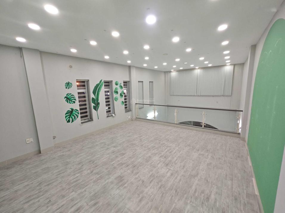 Thuê ngay nhà mặt phố tại Đường Cách Mạng Tháng Tám - Thủ Dầu Một, 122 m2, 4 tầng, giá 19 tr/tháng