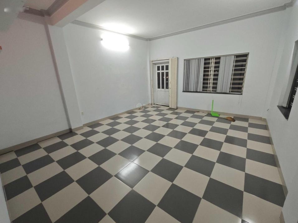 Thuê ngay nhà mặt phố tại Đường Cách Mạng Tháng Tám - Thủ Dầu Một, 122 m2, 4 tầng, giá 19 tr/tháng - Ảnh 1