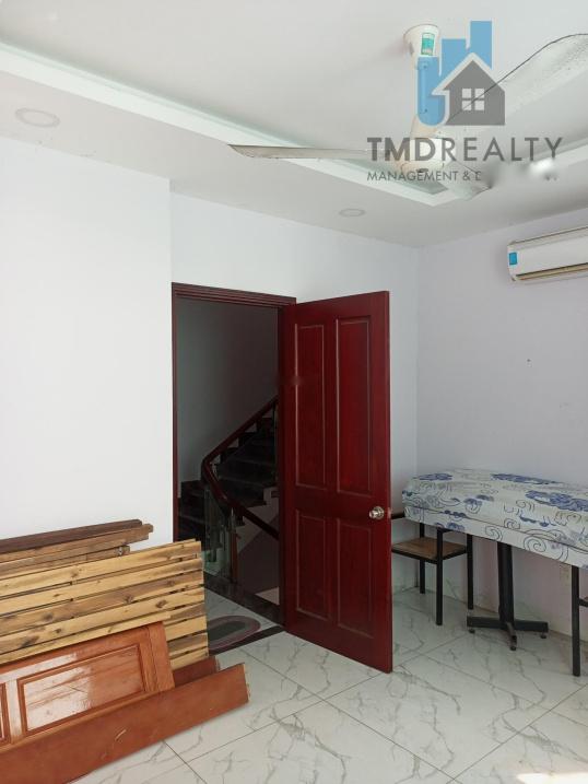 Cho thuê nhà phố tại Đường Liên Phường - Quận 9, 126 m2, 3 tầng, sẵn nội thất, giá 30 triệu/tháng