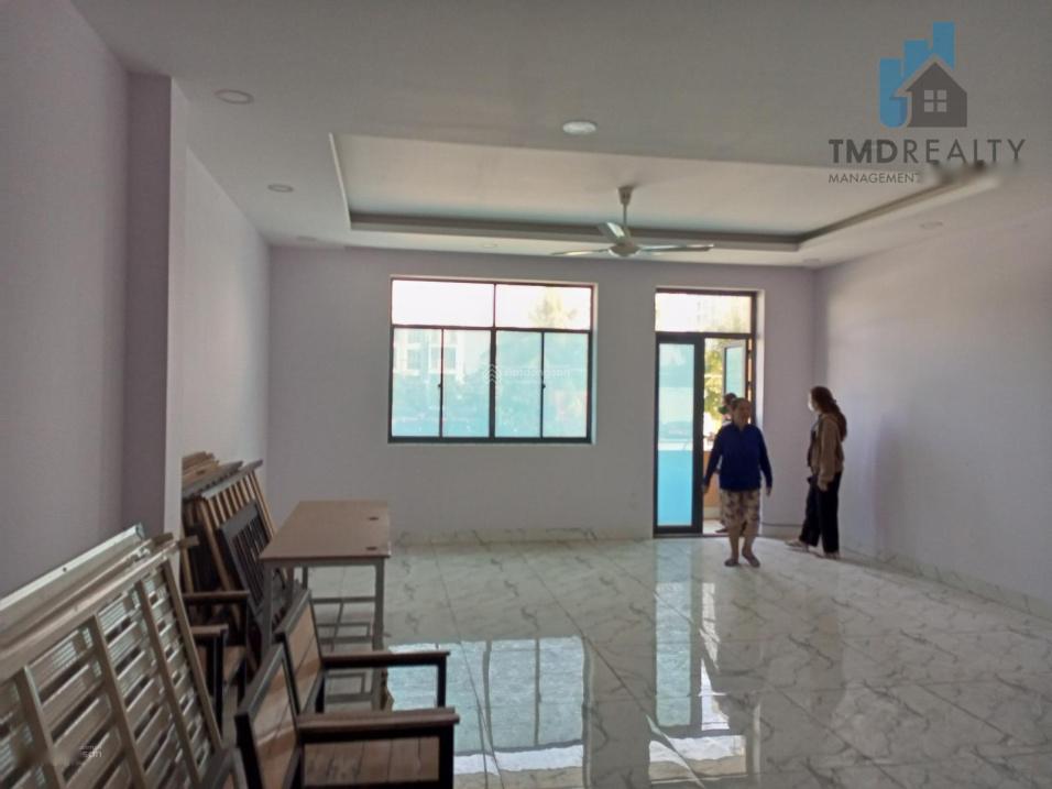 Cho thuê nhà phố tại Đường Liên Phường - Quận 9, 126 m2, 3 tầng, sẵn nội thất, giá 30 triệu/tháng