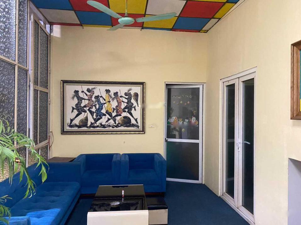 Cho thuê văn phòng mặt phố Đội Cấn 400m2, giá 42tr, nhà tầng dưới của toà chung cư. L/H: