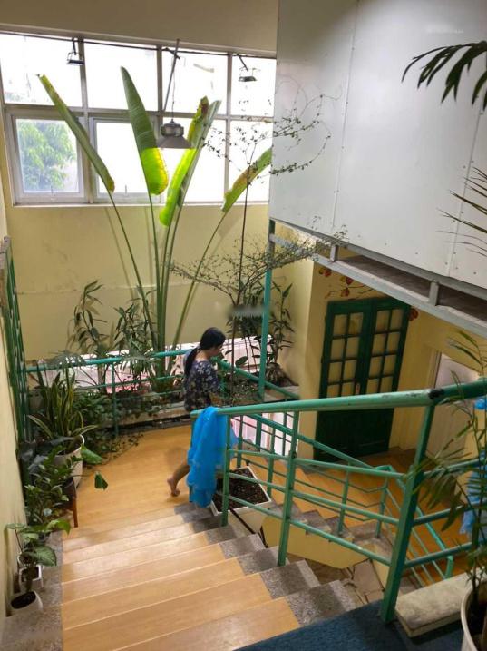 Cho thuê văn phòng mặt phố Đội Cấn 400m2, giá 42tr, nhà tầng dưới của toà chung cư. L/H: - Ảnh 1