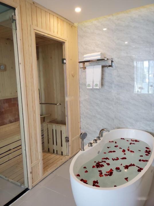 Bán gấp căn nhà mặt phố 5 tầng, mặt tiền 5m tại Đường Hoàng Diệu - Nha Trang, giá 28 tỷ