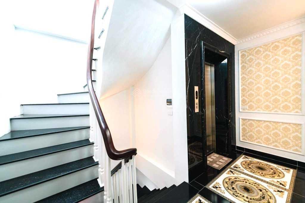 Cần bán gấp bán nhanh nhà sổ riêng 5 tầng, 90 m2, mặt tiền 6m tại Long Biên, giá 13,7 tỷ