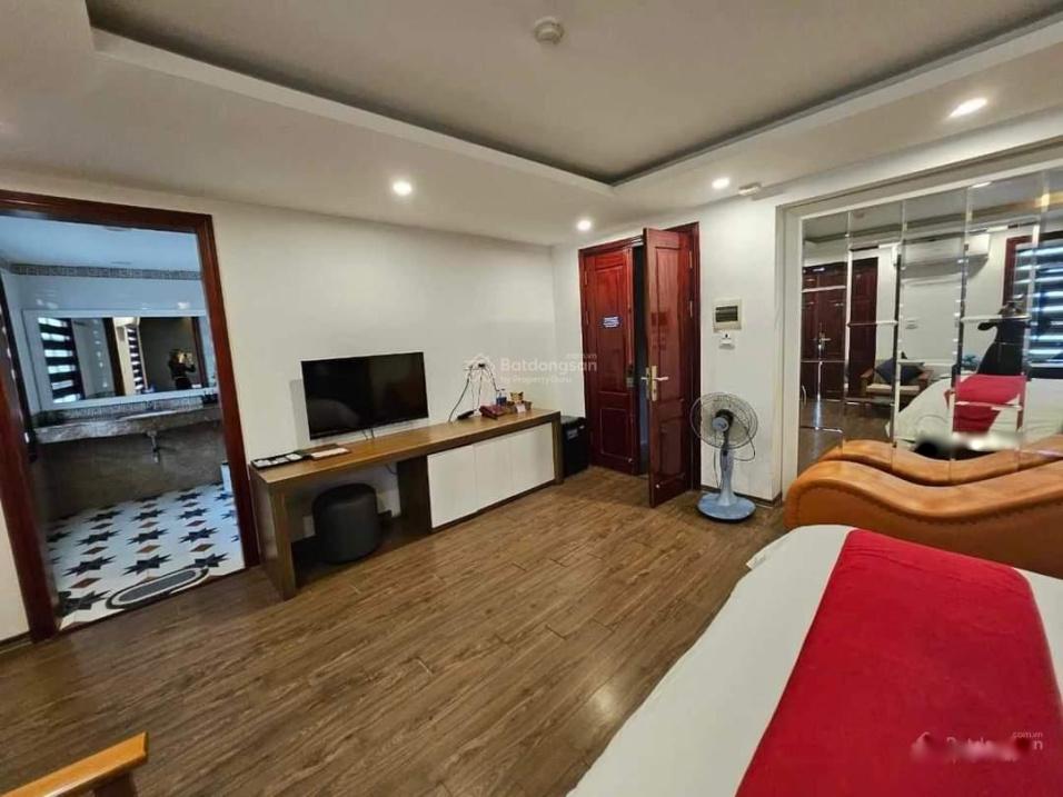 Chuyển nhượng nhà sổ hồng riêng 8 tầng, 81 m2 tại Đường Nguyễn Thị Định - Cầu Giấy, giá 21,8 tỷ