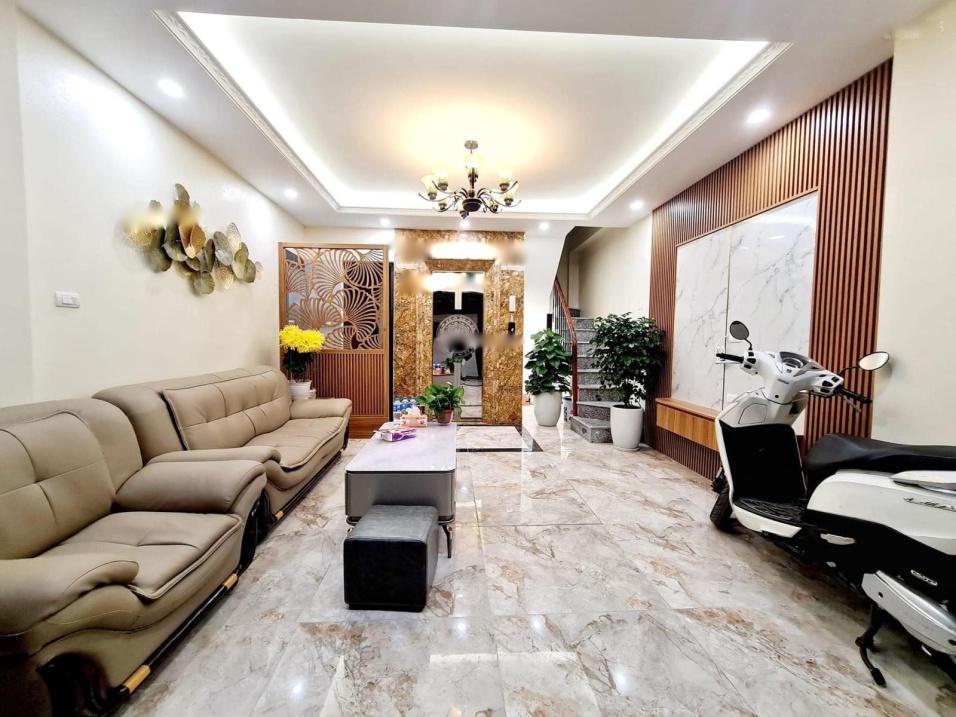 Bán nhanh căn nhà mặt phố 4 tầng, 90 m2, mặt tiền 9m tại Phố Thái Thịnh - Đống Đa, giá 40,9 tỷ - Ảnh 1