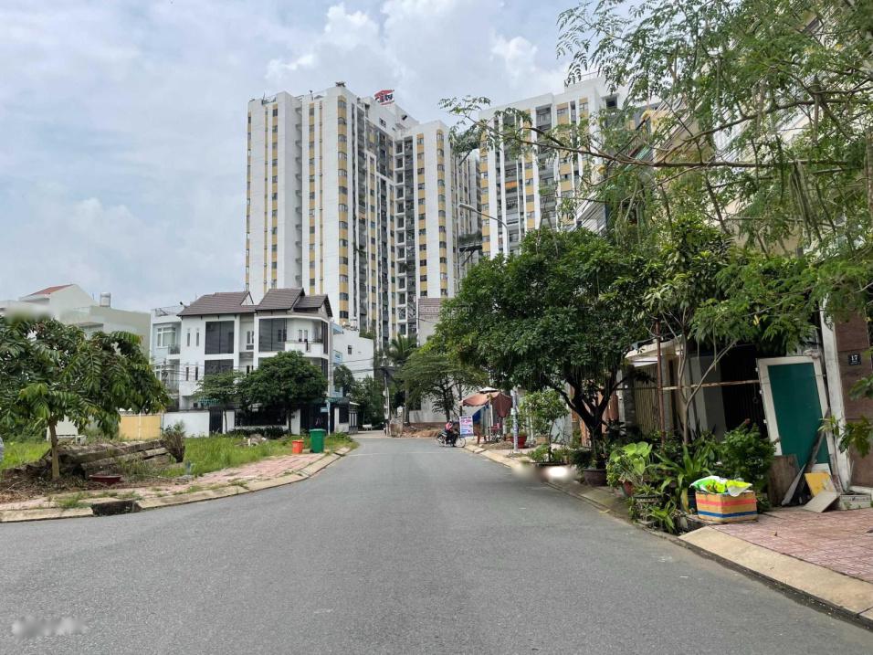 Cần bán nhanh nhà riêng 3 tầng, 90 m2, hướng Đông - Nam tại Quận 9, giá 9,5 tỷ - Ảnh 1