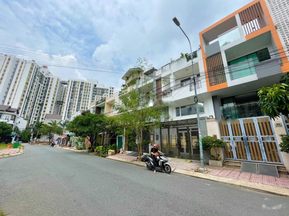 Cần bán nhanh nhà riêng 3 tầng, 90 m2, hướng Đông - Nam tại Quận 9, giá 9,5 tỷ