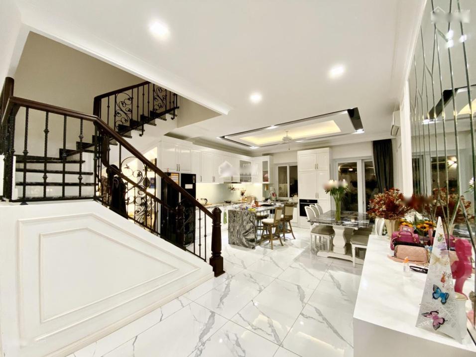 Cần bán gấp nhà phố 3 tầng, 108 m2 tại Quận 7 - TP Hồ Chí Minh, giá 15 tỷ