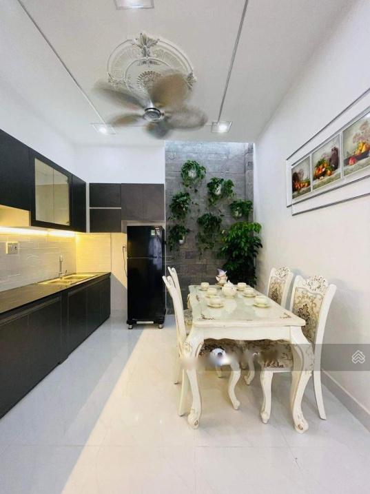 Cần bán gấp bán nhanh nhà sổ riêng 3 tầng, 68 m2, mặt tiền 4m tại Đường Đất Thánh, giá 8 tỷ