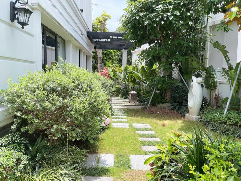 Bán gấp biệt thự siêu đẹp 4 tầng, 880 m2, giá 100 tỷ tại Đường Hoa Phượng - Long Biên - Hà Nội