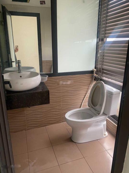 Cho thuê sàn văn phòng phố Nguyễn Văn Lộc. Dt 100m2, tầng 2 thông sàn. Điều hòa thang máy. Giá 14tr