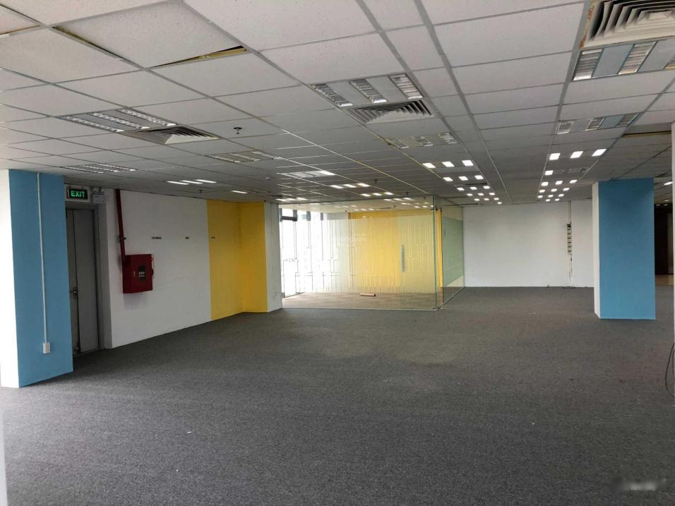Cho thuê sàn văn phòng siêu rẻ view 4 mặt kính, DT 380m2, nằm ngay Tố Hữu - Hà Đông