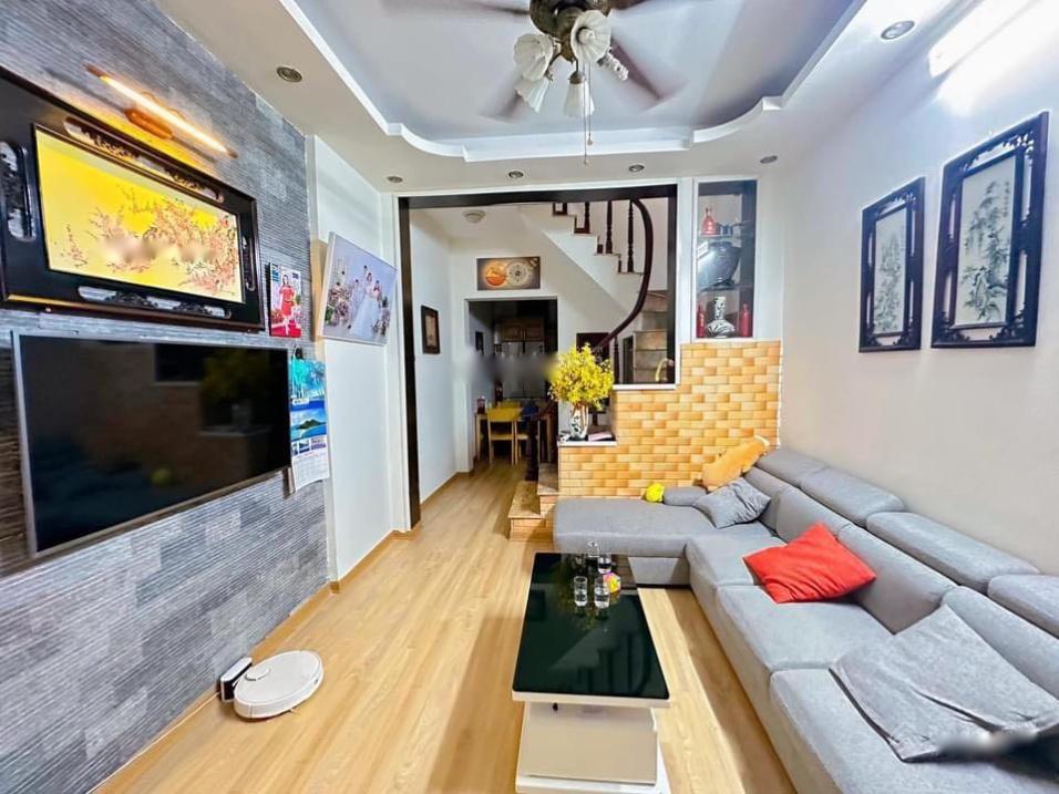 Cần bán nhà sổ riêng 4 tầng, 42 m2, mặt tiền 3m, hướng Đông - Nam tại Long Biên, giá 4,15 tỷ