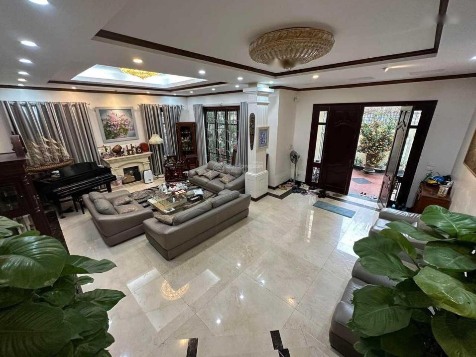 Cần bán nhà sổ riêng 4 tầng, 300 m2, mặt tiền 15m tại Phố Yên Hoa - Xuân La - Tây Hồ, giá 38 tỷ