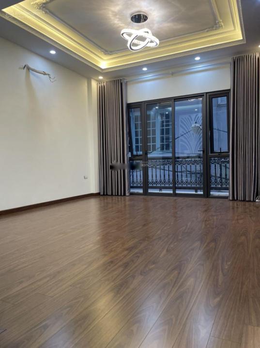 Chuyển nhượng nhà đẹp 5 tầng, 30 m2, mặt tiền 5m, hướng Đông - Bắc tại Phố Trạm, giá 3,55 tỷ