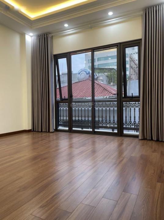 Chuyển nhượng nhà đẹp 5 tầng, 30 m2, mặt tiền 5m, hướng Đông - Bắc tại Phố Trạm, giá 3,55 tỷ