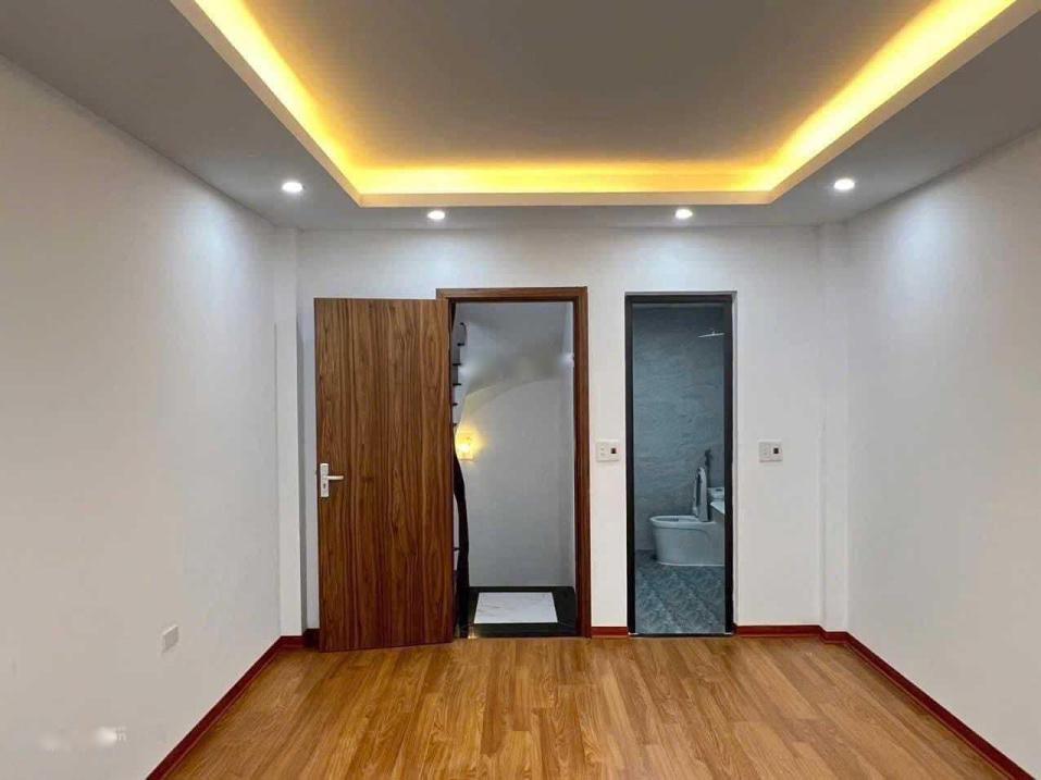 Bán nhà sổ riêng 5 tầng, 32 m2, mặt tiền 3m, hướng Đông tại Đường Thạch Bàn, giá 3 tỷ - Ảnh 1