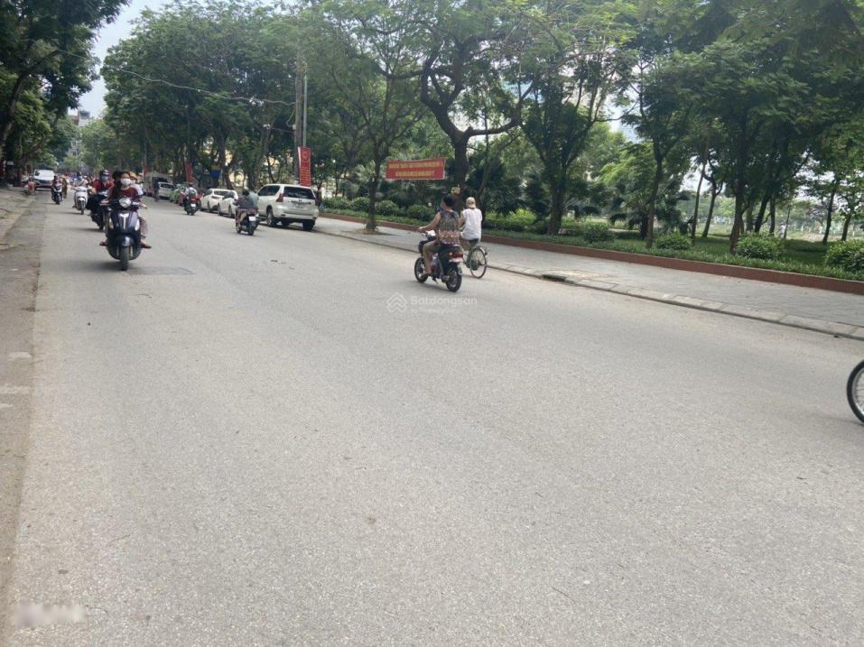 Cần bán ngay nhà mặt tiền 3 tầng, 180 m2, mặt tiền 10m tại Đường Đền Lừ 2 - Hoàng Mai, giá 59 tỷ