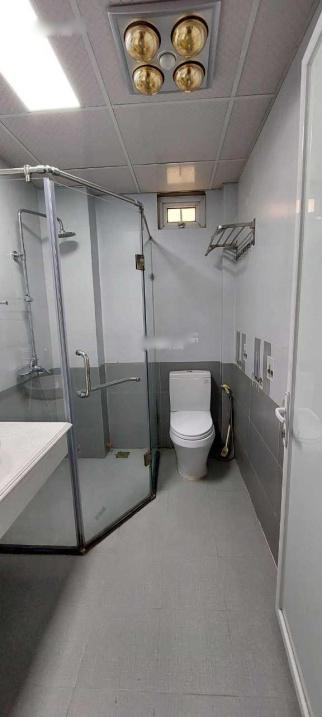 Cần bán nhanh nhà đẹp 5 tầng, 53 m2, mặt tiền 4m, hướng Đông - Bắc tại Long Biên, giá tốt