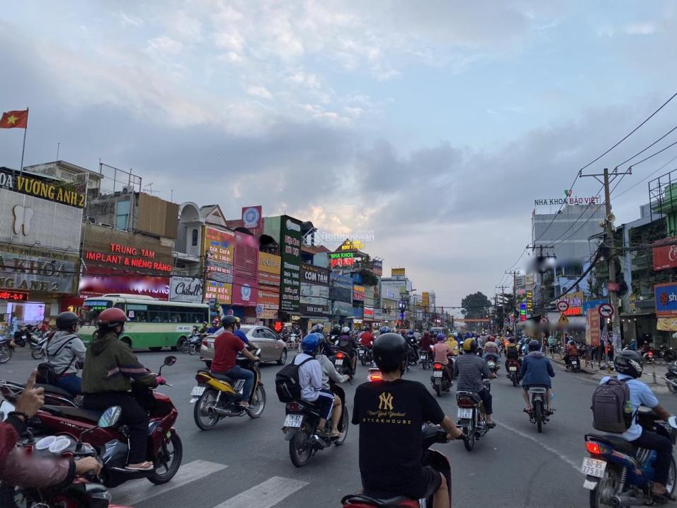 Bán nhà đẹp 3 tầng, 160 m2, mặt tiền 7m tại Đường Lê Văn Việt - Hiệp Phú - 9, giá 18 tỷ - Ảnh 1