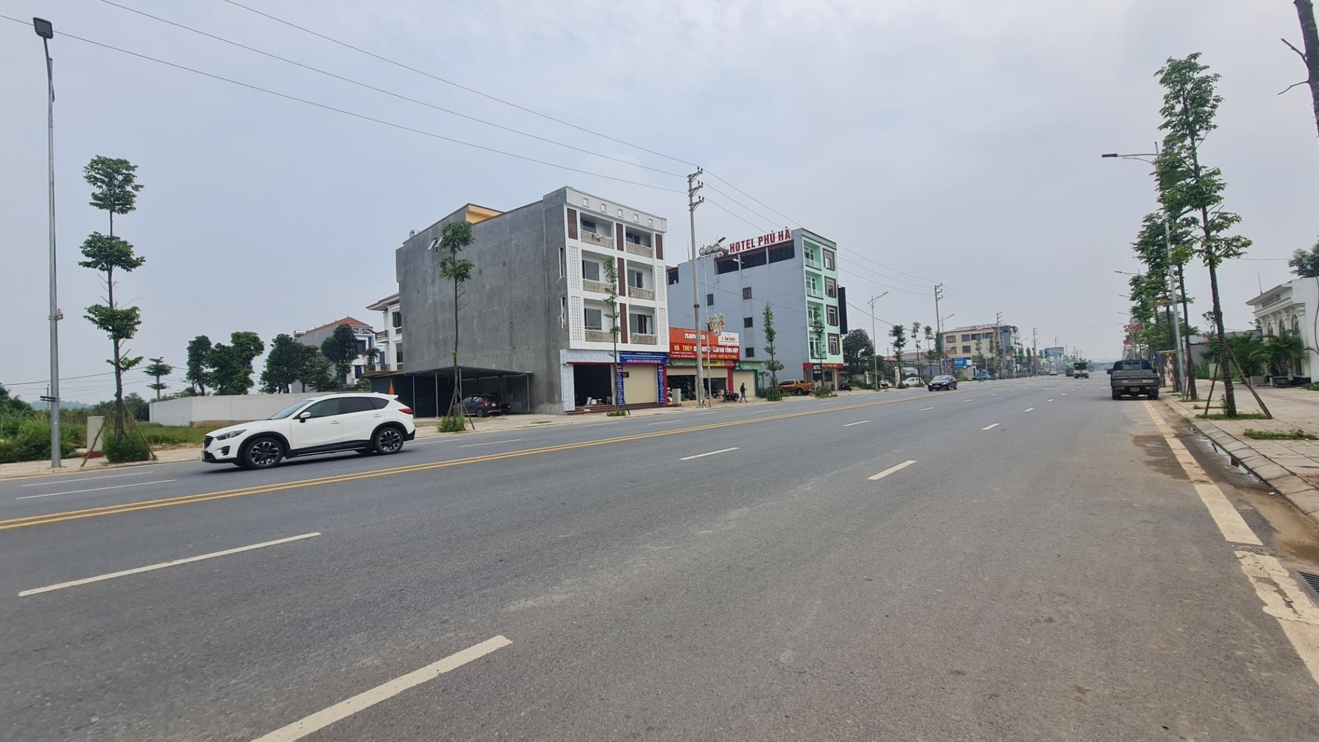 Cần bán căn nhà mặt phố 250 m2, hướng Đông tại Đường Hùng Vương - Hà Lộc, giá rẻ