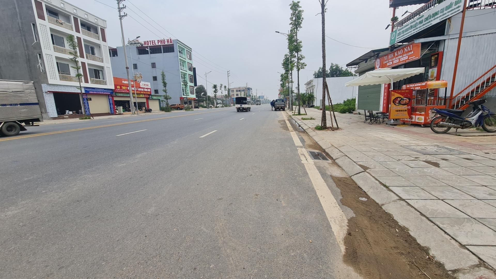 Cần bán căn nhà mặt phố 250 m2, hướng Đông tại Đường Hùng Vương - Hà Lộc, giá rẻ