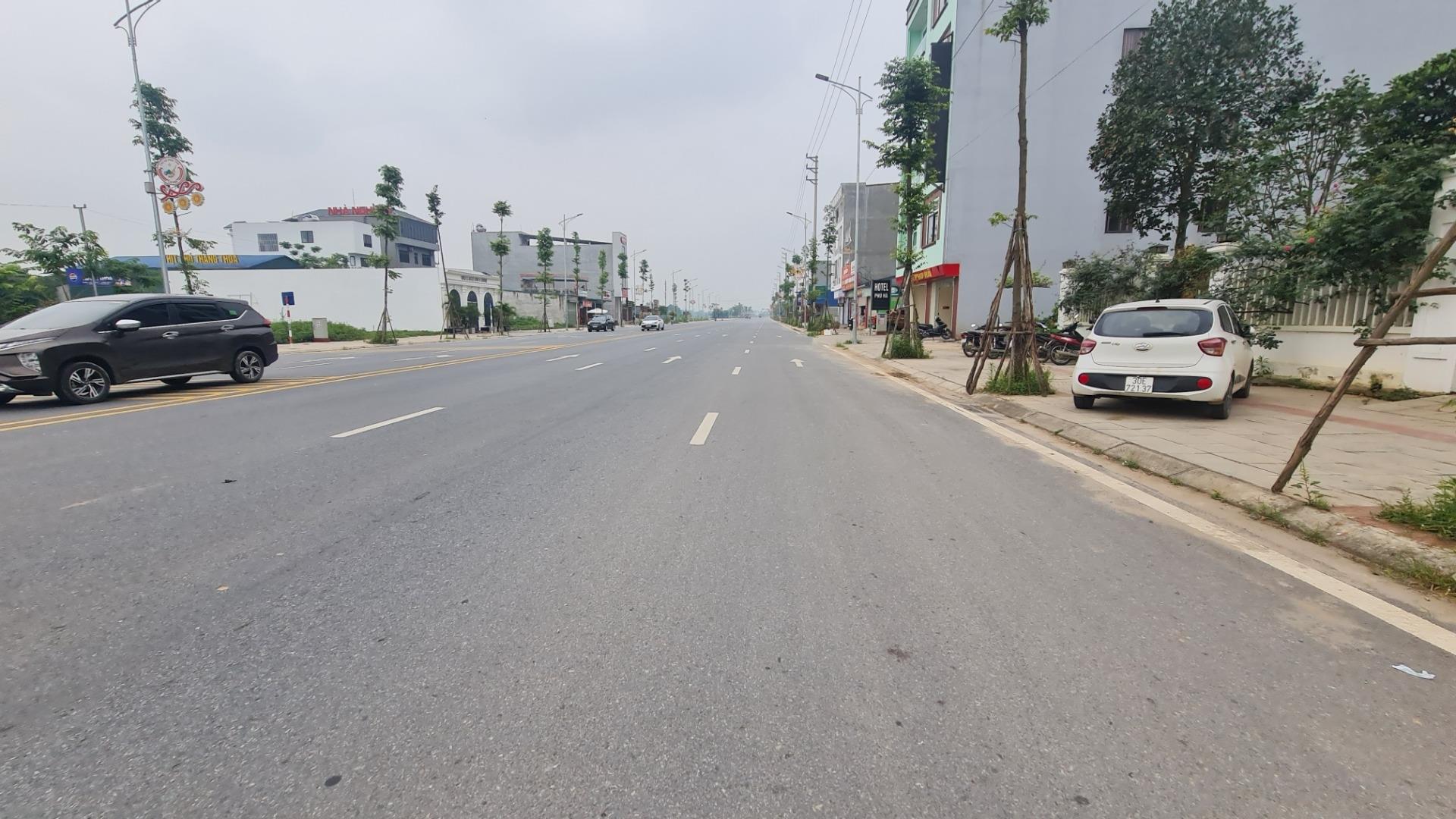 Cần bán căn nhà mặt phố 250 m2, hướng Đông tại Đường Hùng Vương - Hà Lộc, giá rẻ