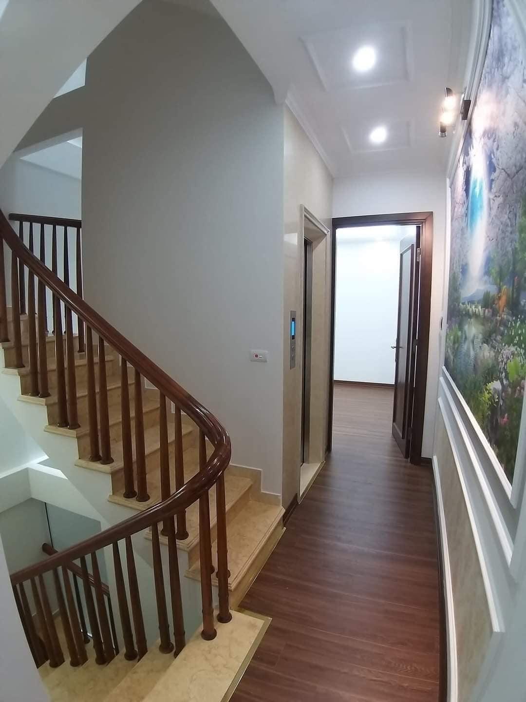 Cần bán nhanh nhà mặt phố đẹp 60 m2, hướng Tây-Nam tại Phố Trần Quốc Hoàn - Cầu Giấy, giá 17 tỷ