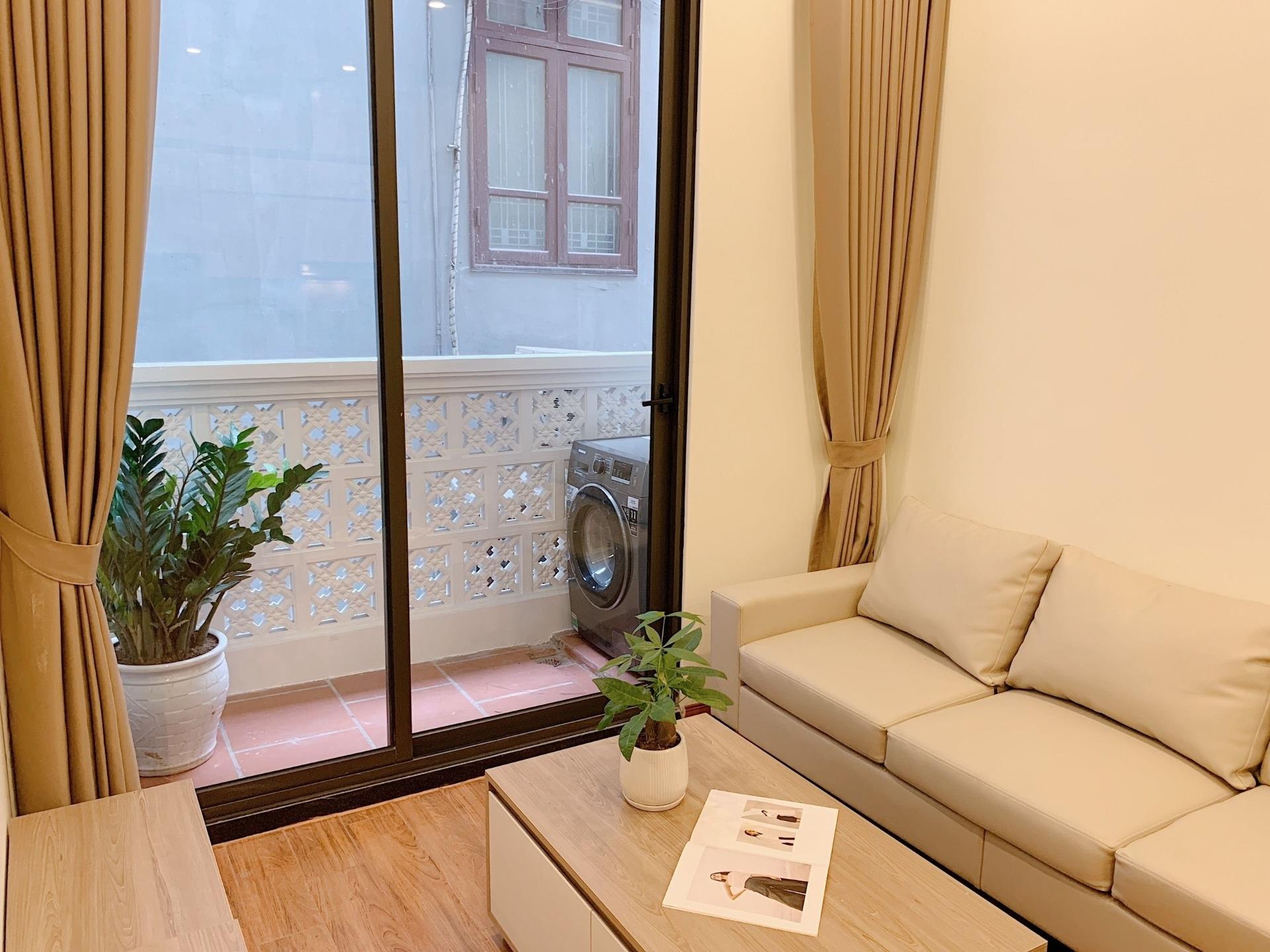 Cho thuê căn hộ 1 ngủ 1 khách trung tâm Ba đình full đồ, có ban công, ô tô đỗ cửa