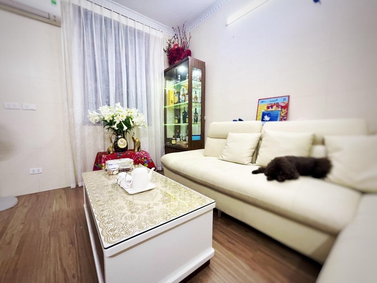 Cần bán căn nhà riêng 50 m2, hướng Tây-Nam tại Đường La Thành - Ô Chợ Dừa - Đống Đa, giá rẻ