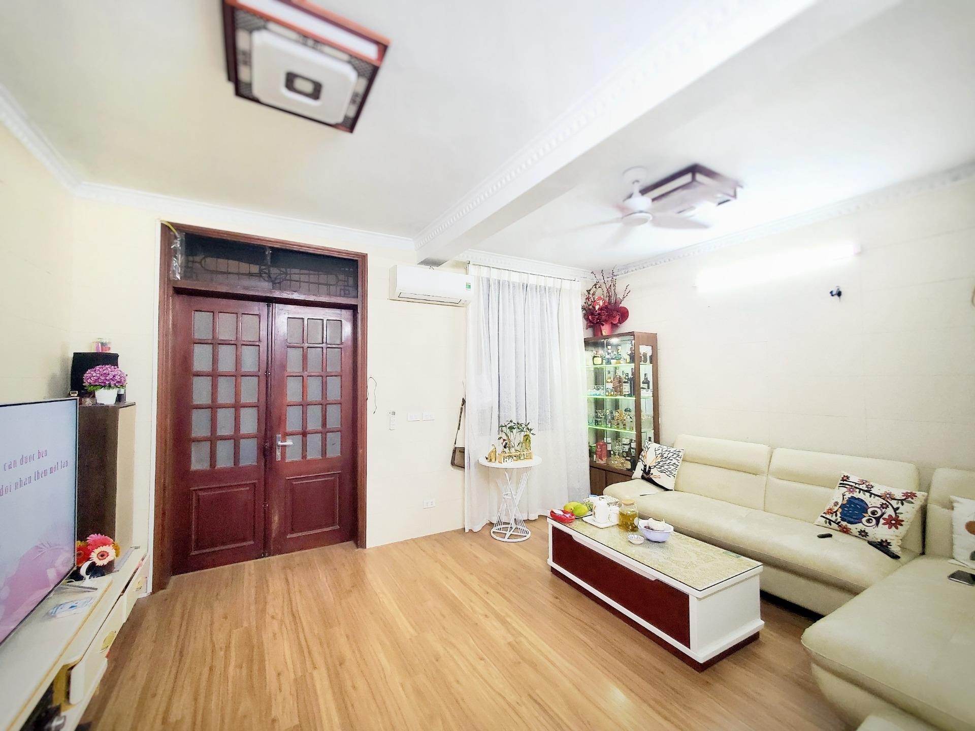 Cần bán căn nhà riêng 50 m2, hướng Tây-Nam tại Đường La Thành - Ô Chợ Dừa - Đống Đa, giá rẻ