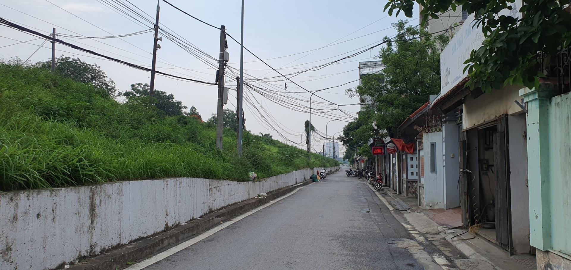 Chuyển nhượng nhà phố 180 m2, hướng Đông-Nam tại Đường Bát Khối - Thạch Bàn - Long Biên, giá 26 tỷ