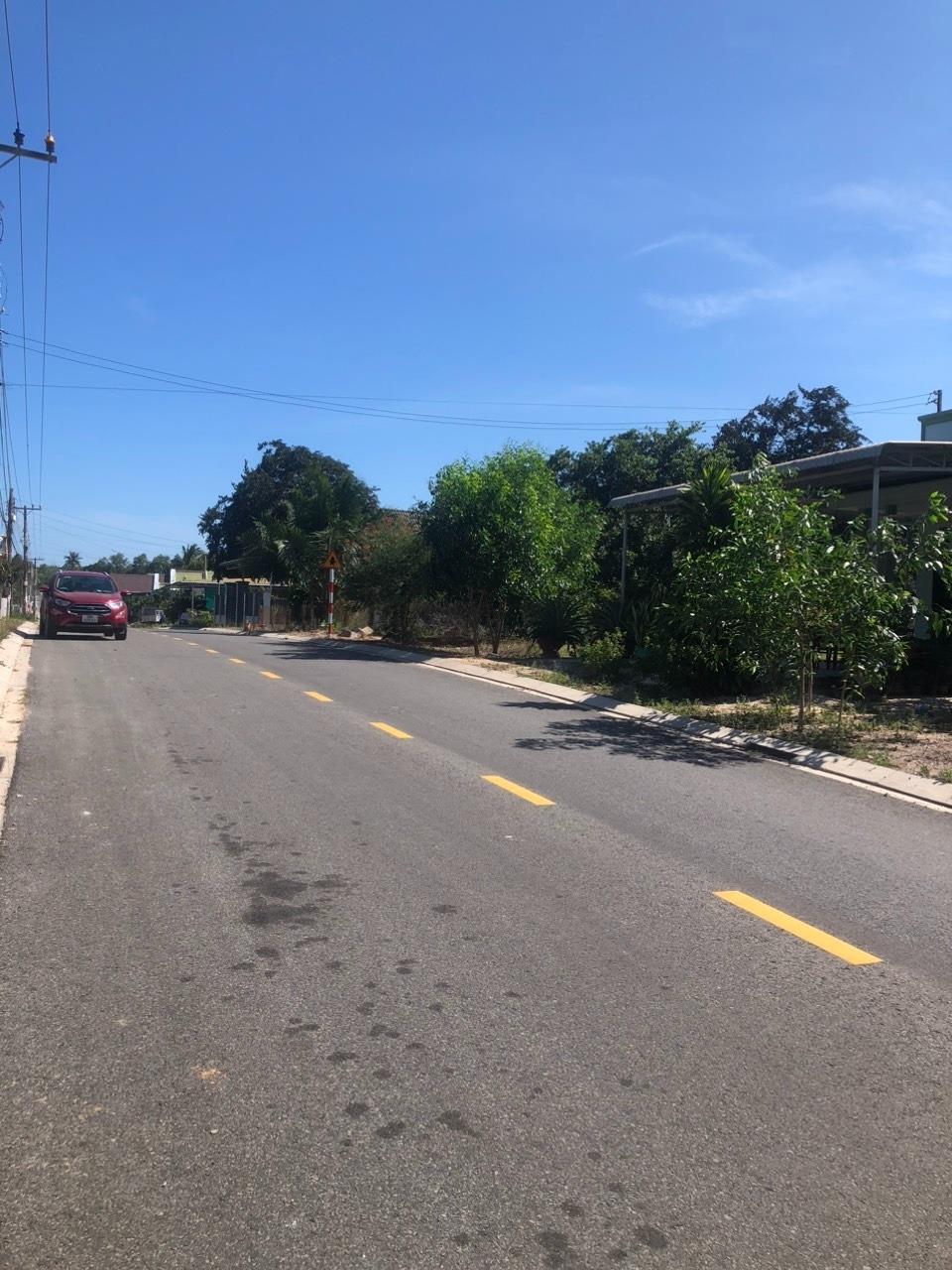 Chuyển nhượng lô đất sổ riêng 358 m2, hướng Đông-Bắc tại La Gi - Bình Thuận, giá 1.75 tỷ