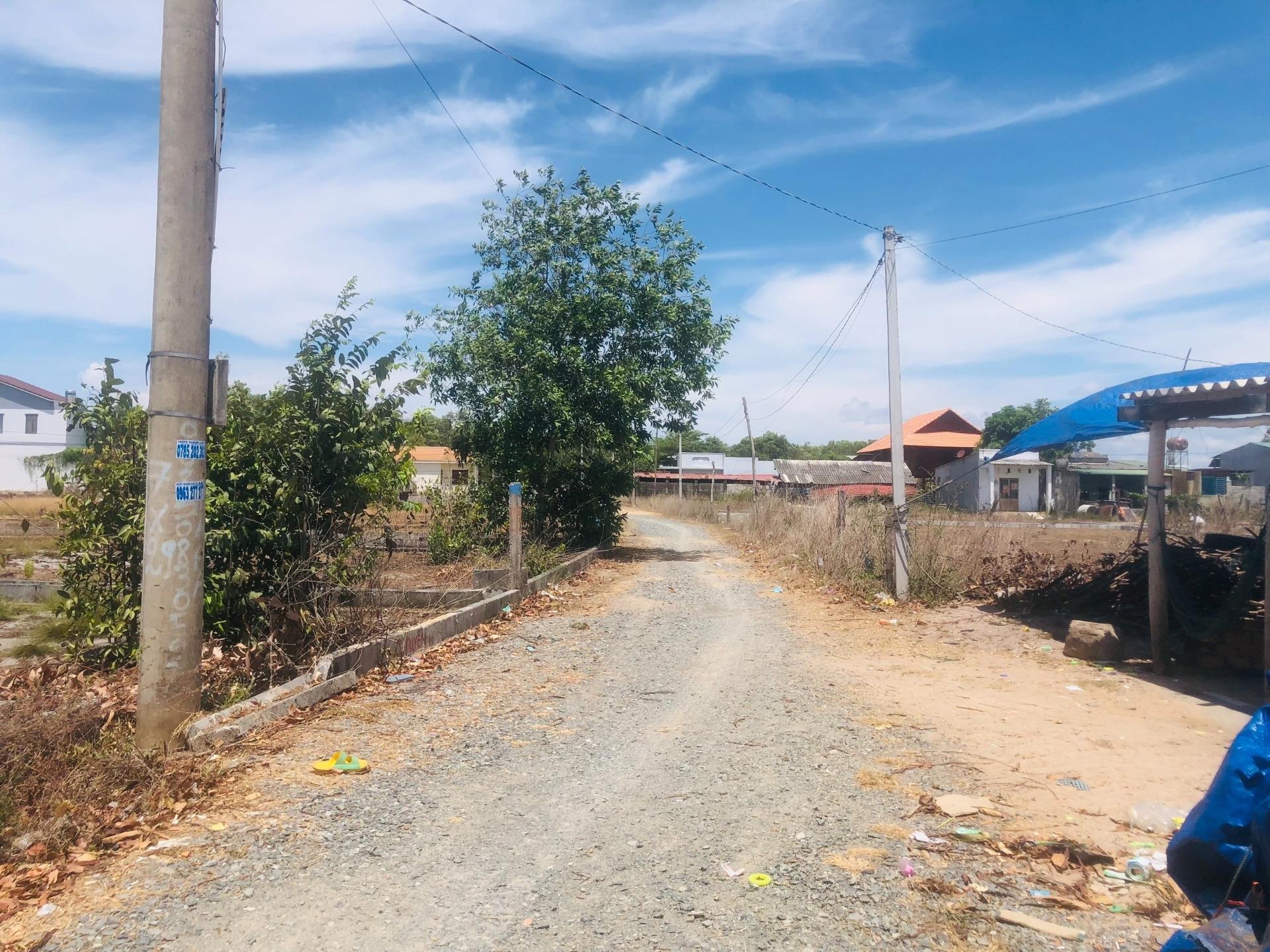 Chuyển nhượng lô đất sổ riêng 163 m2, hướng Đông-Bắc tại La Gi - Bình Thuận, giá 1.1 tỷ - Ảnh 1