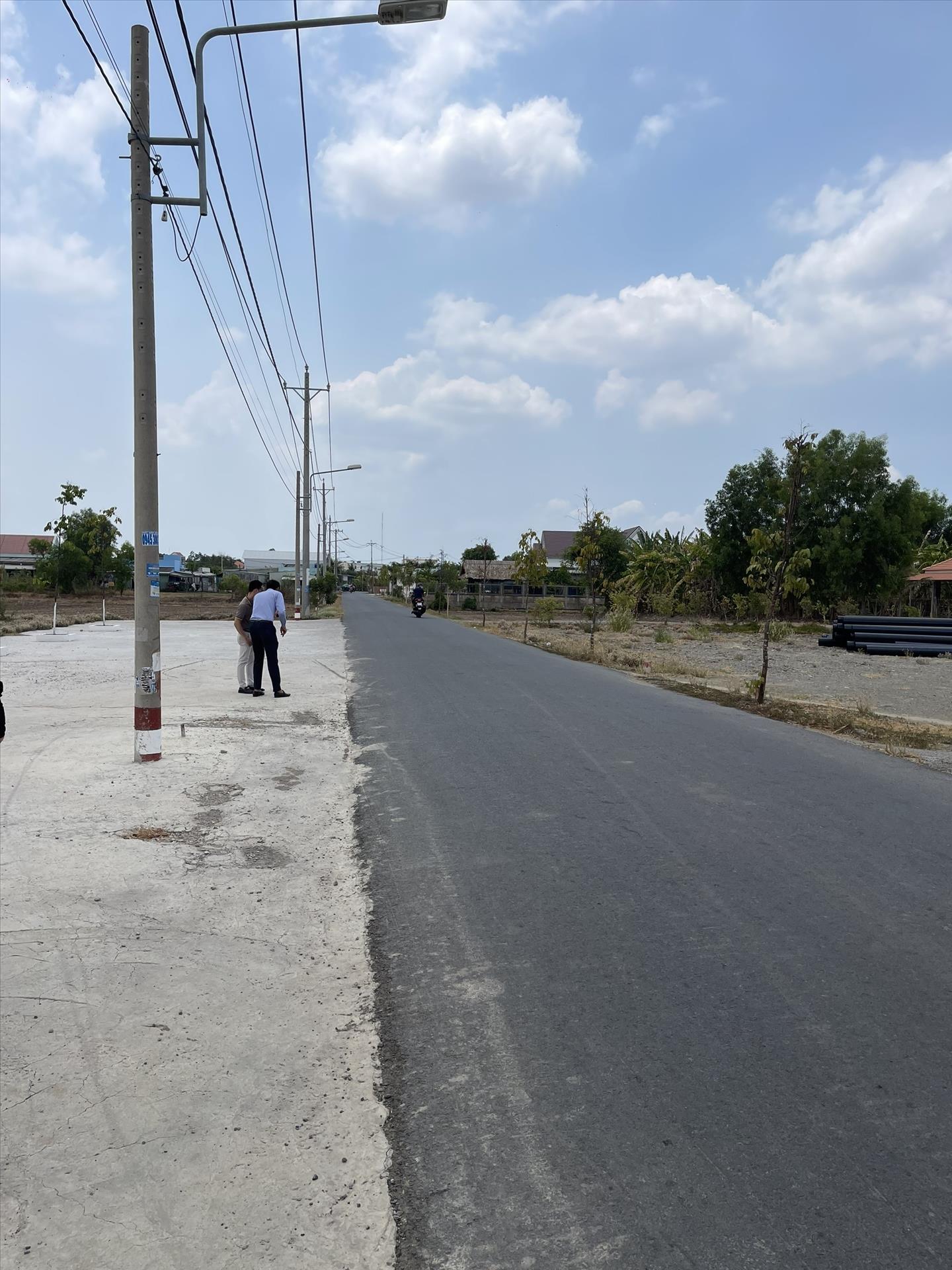 Cần bán gấp bán nhanh nền đất 100 m2, hướng Tây-Nam tại Long An, giá 3.2 tỷ