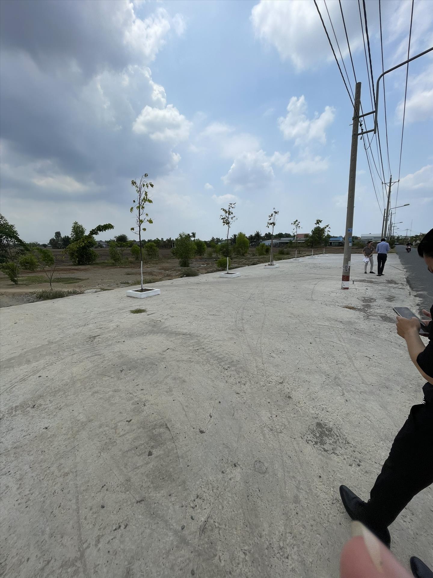 Cần bán gấp bán nhanh nền đất 100 m2, hướng Tây-Nam tại Long An, giá 3.2 tỷ - Ảnh 1