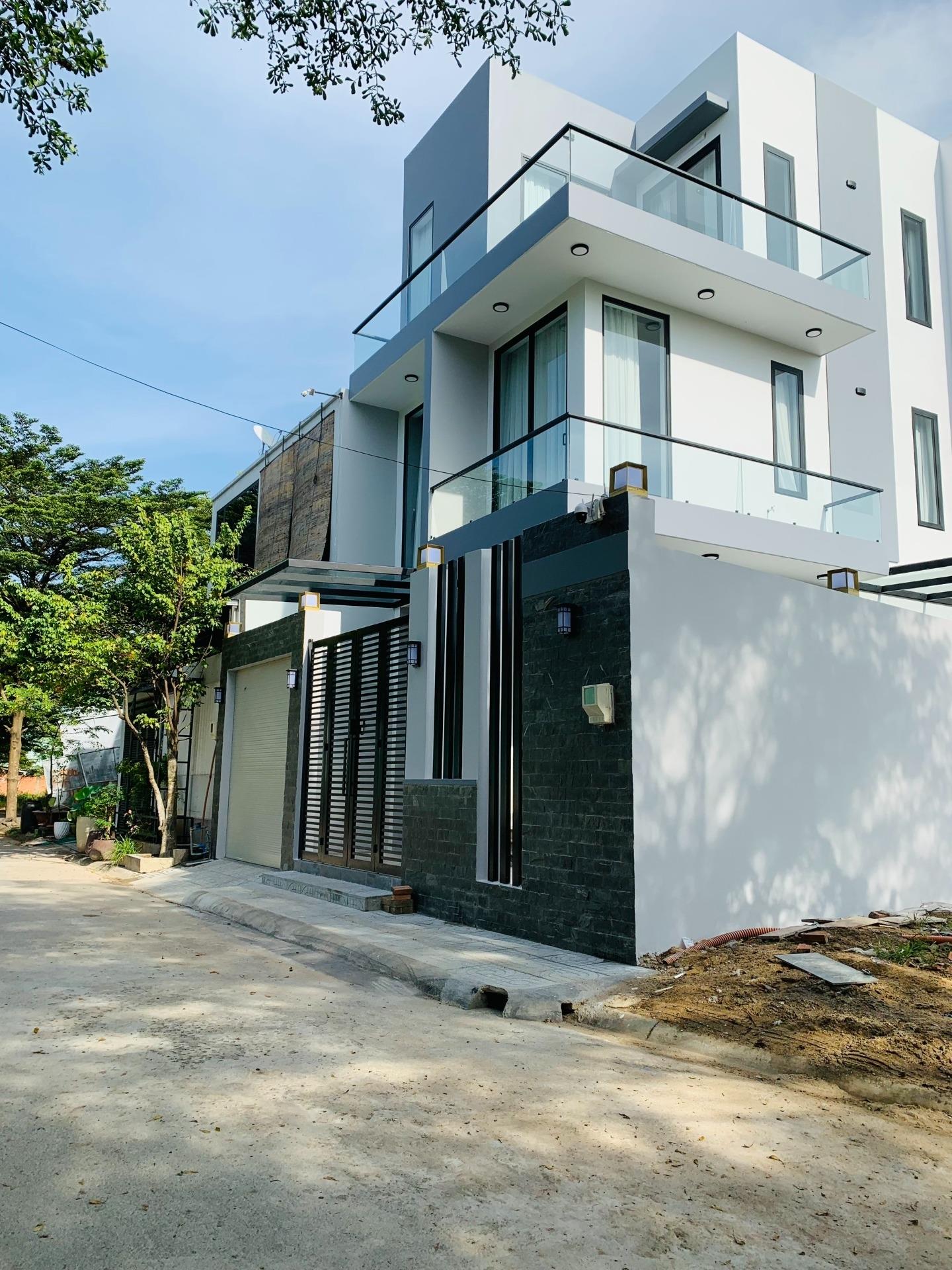 Chuyển nhượng đất nền 147,5 m2, mặt tiền 8m tại Phú Hữu - 9 - TP Hồ Chí Minh, giá 8,9 tỷ