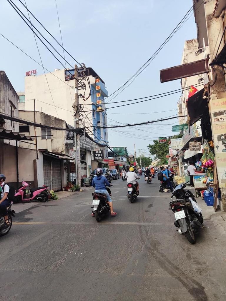 Bán nhanh nhà sổ hồng riêng 29 m2 tại Đường Lê Văn Khương - Thới An - 12, giá 2,35 tỷ