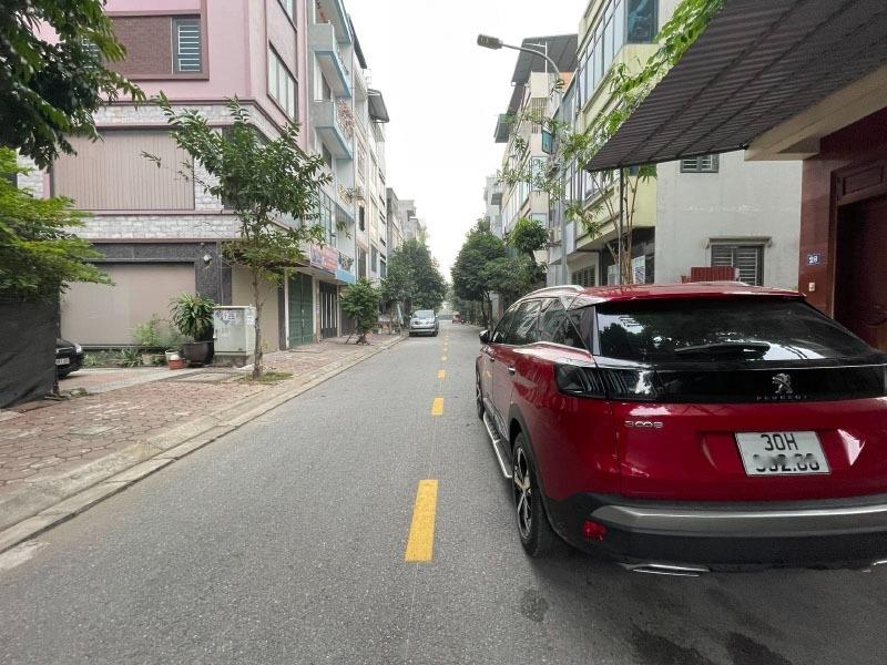 Cần bán gấp nhà sổ riêng 37 m2, hướng Đông-Bắc tại Đường Nguyễn Thời Trung - Long Biên, giá 7,6 tỷ