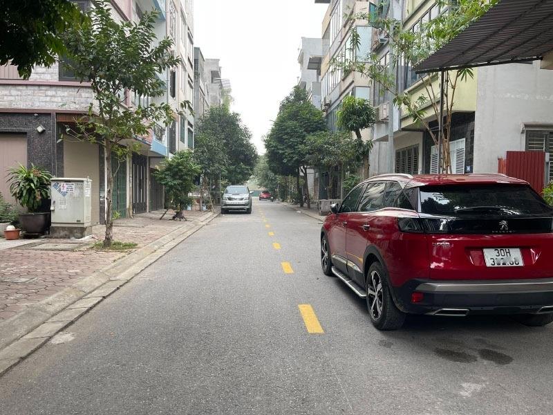 Cần bán gấp nhà sổ riêng 37 m2, hướng Đông-Bắc tại Đường Nguyễn Thời Trung - Long Biên, giá 7,6 tỷ