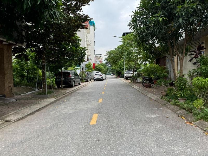 Cần bán gấp nhà sổ riêng 37 m2, hướng Đông-Bắc tại Đường Nguyễn Thời Trung - Long Biên, giá 7,6 tỷ