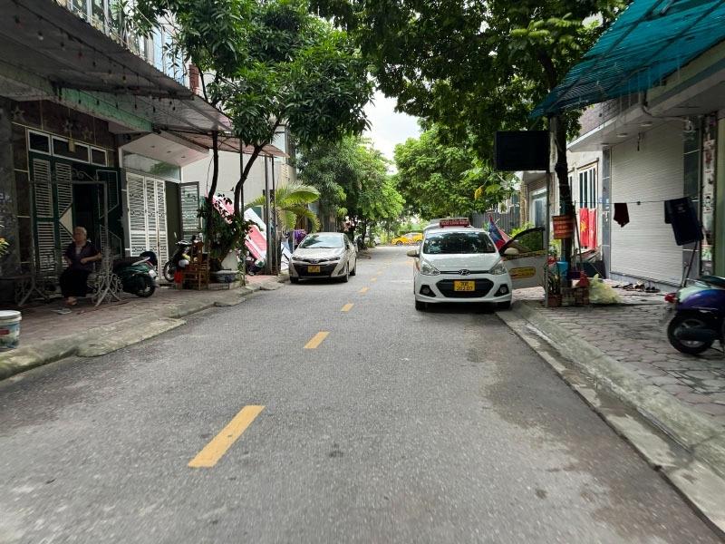 Cần bán gấp nhà sổ riêng 37 m2, hướng Đông-Bắc tại Đường Nguyễn Thời Trung - Long Biên, giá 7,6 tỷ