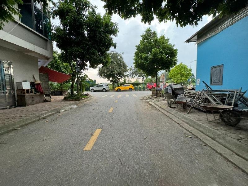 Cần bán gấp nhà sổ riêng 37 m2, hướng Đông-Bắc tại Đường Nguyễn Thời Trung - Long Biên, giá 7,6 tỷ