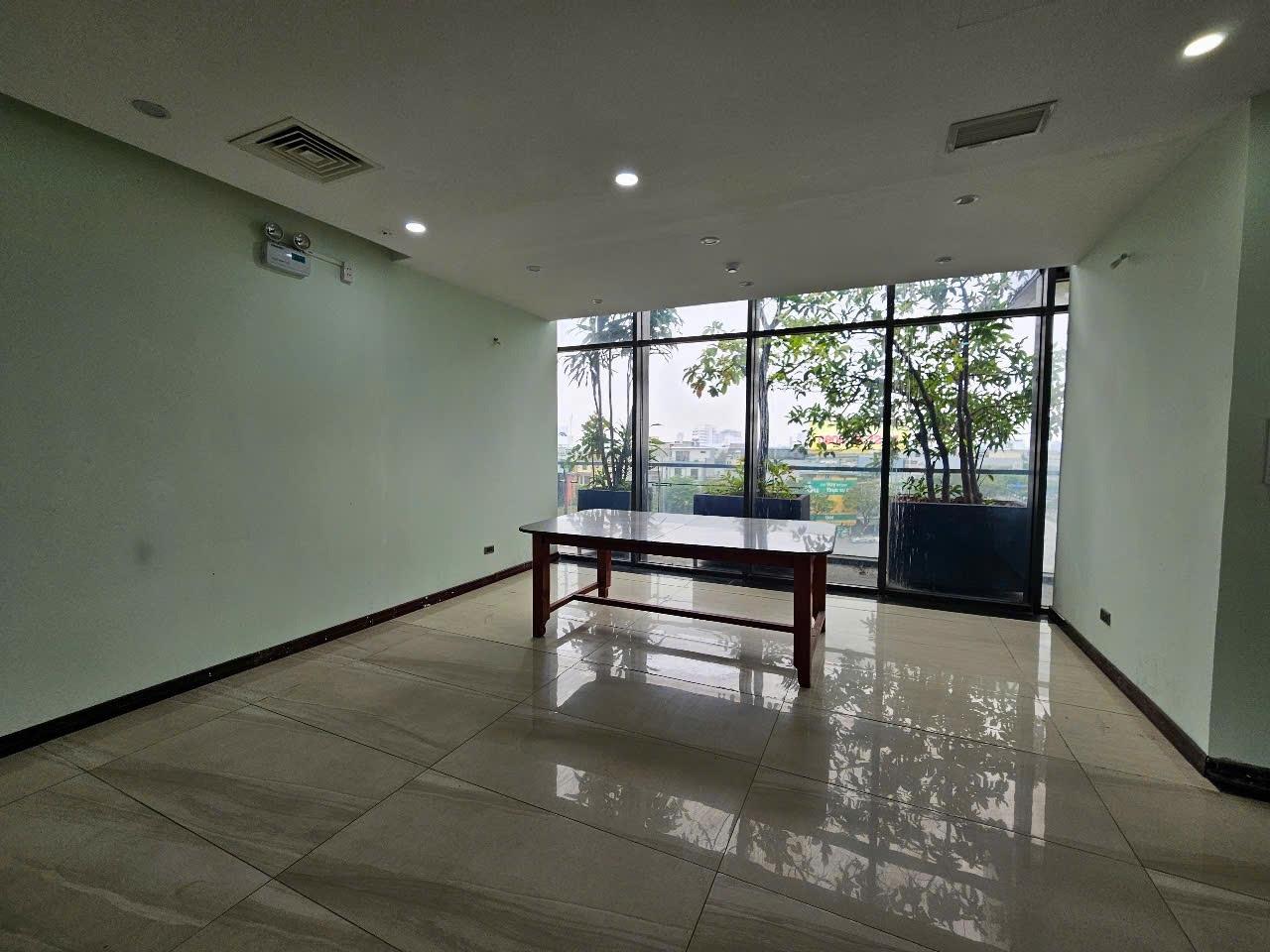 Cho thuê văn phòng 151 m2, 3 phòng họp, view đẹp gần sân bay 