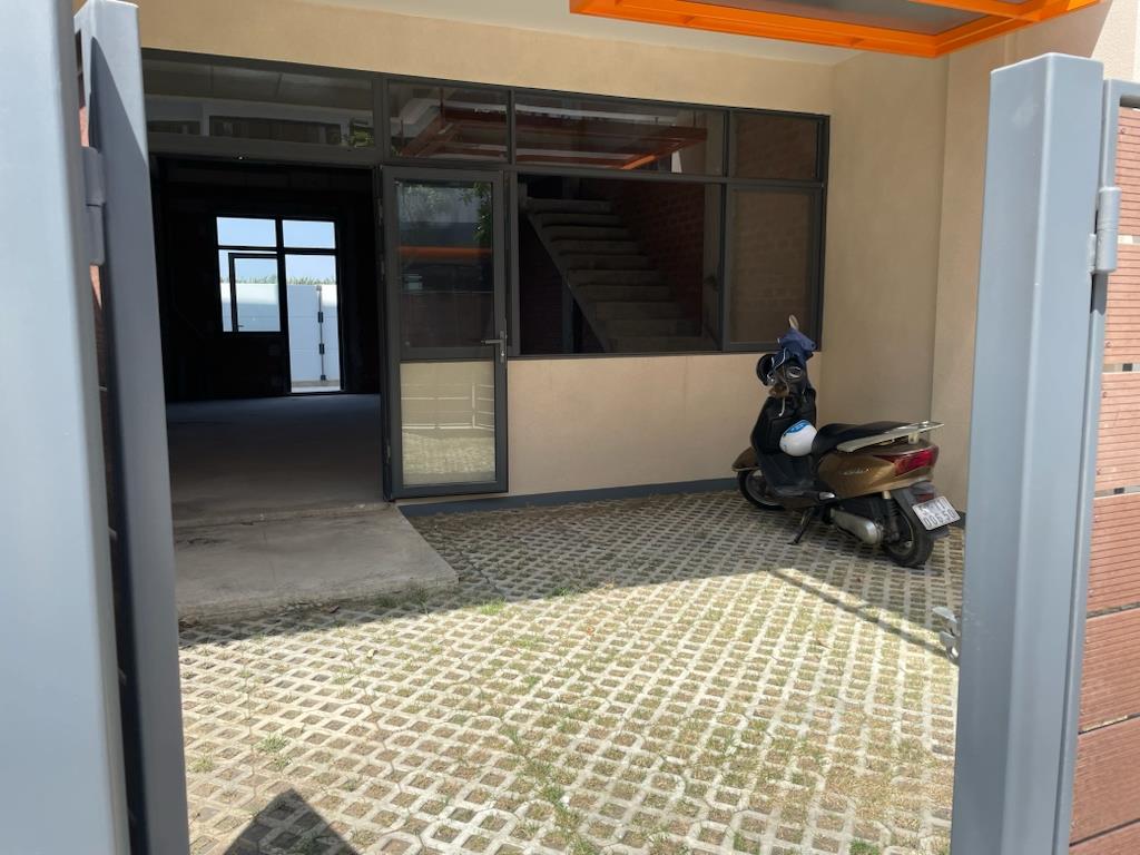 Chuyển nhượng nhà lk 3 tầng, 80 m2, giá 3,4 tỷ tại Đường Long Hậu - Long Hậu - Cần Giuộc - Long An