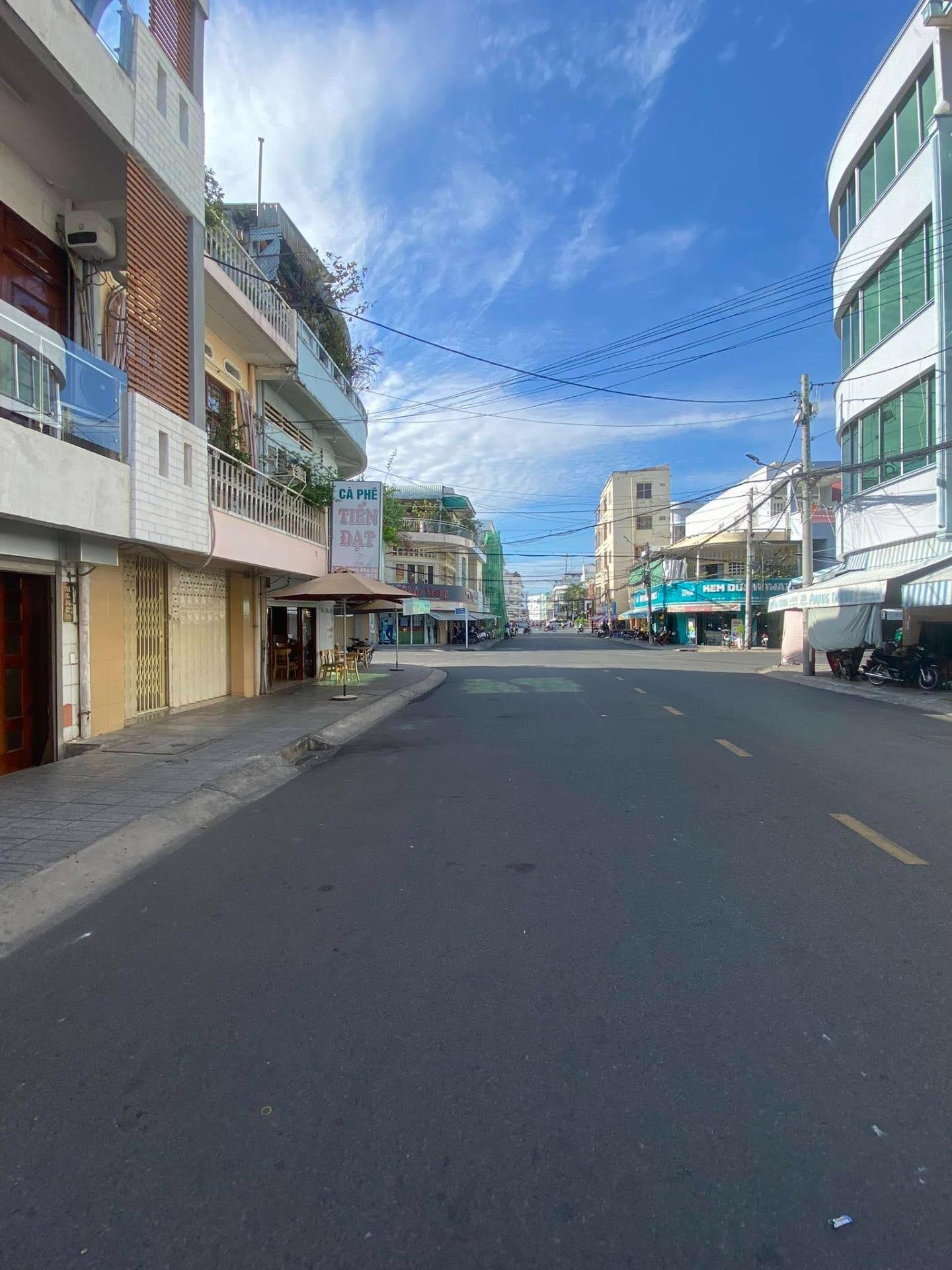 Cần bán nhà mặt phố đẹp 198 m2, hướng Đông-Bắc tại Đường Lương Văn Cù - Long Xuyên, giá 13 tỷ