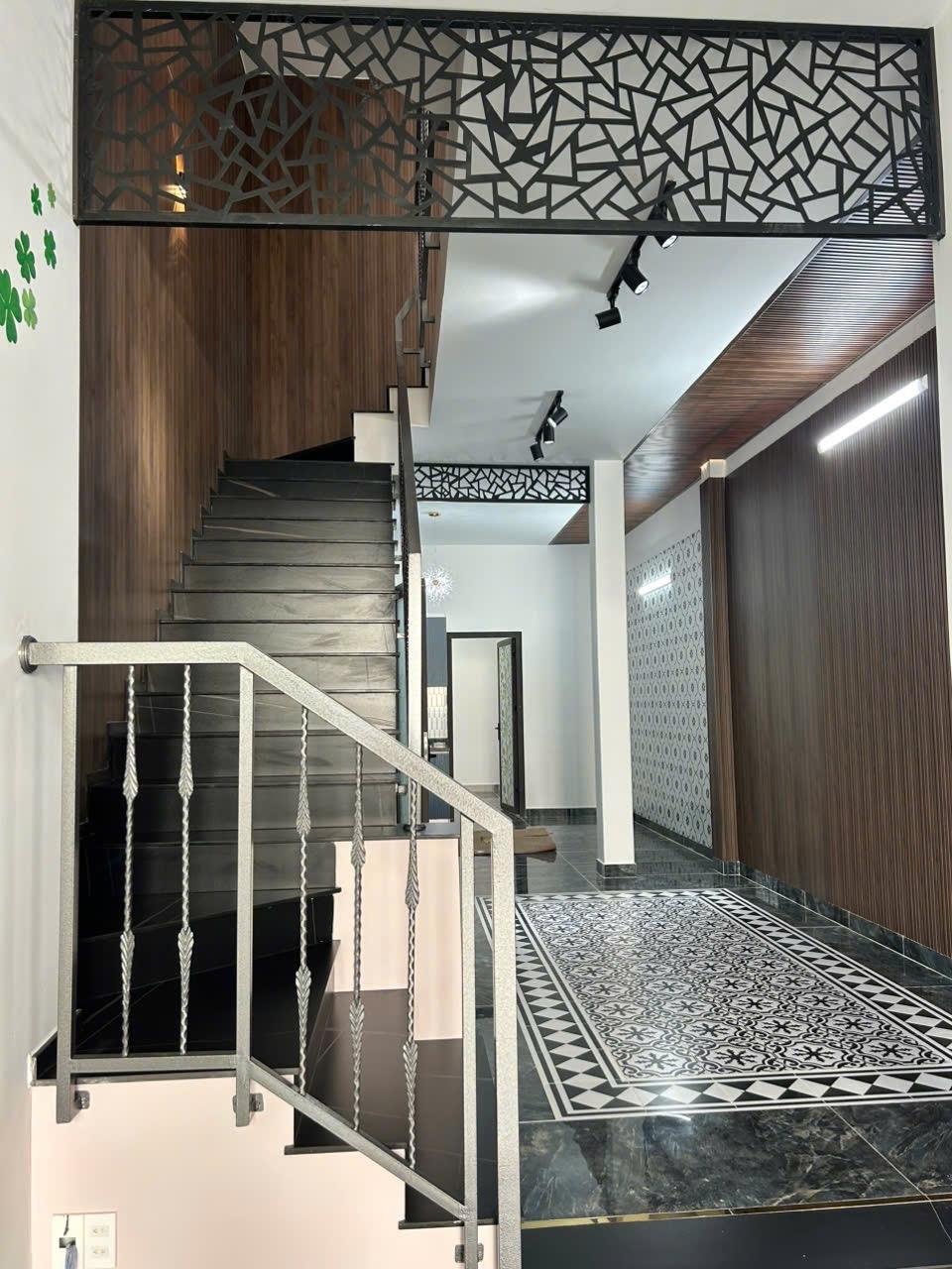 Cần bán gấp căn nhà đẹp 100 m2, hướng Đông tại Đường Mã Lò - Bình Tân, giá 7,2 tỷ